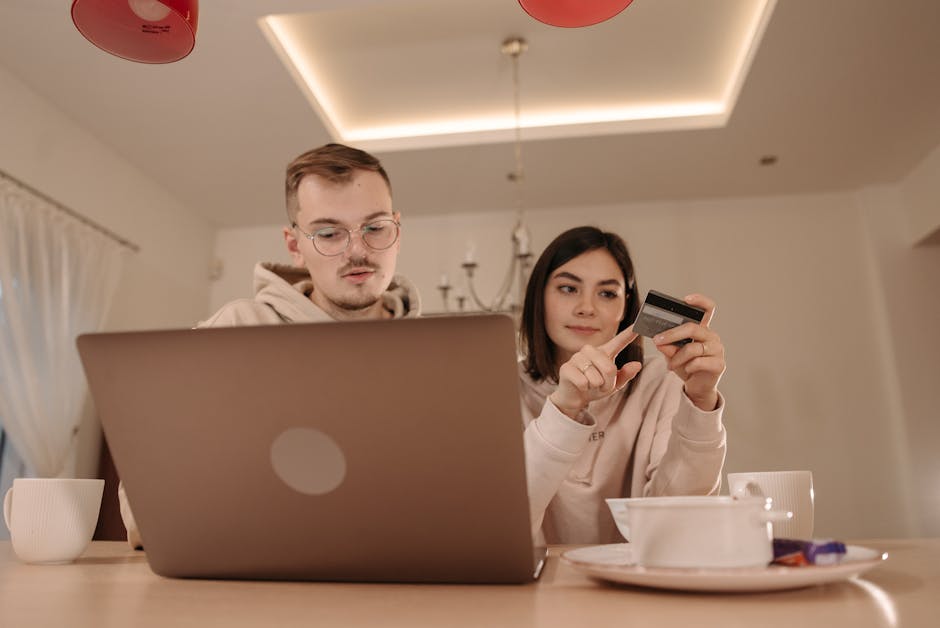alt_text: Vibrant cover image showcasing TikTok Ads in e-commerce, featuring a smartphone and diverse users.